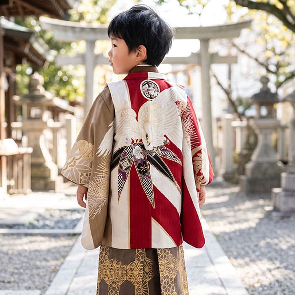 JAPAN STYLE》白地に縦縞と赤の斜め縞の片身替わりに鷹、竹の葉に薄茶