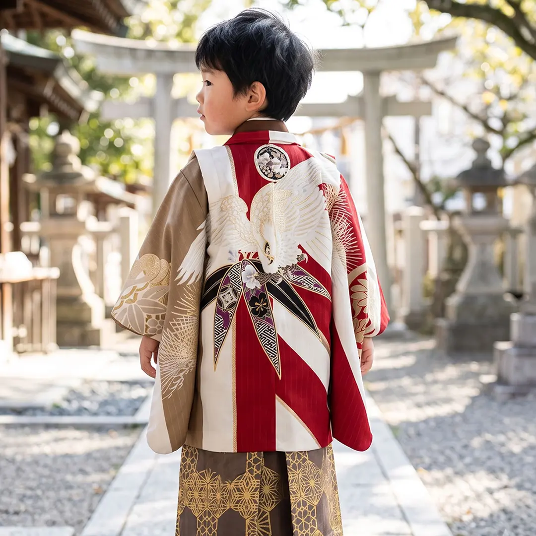 《JAPAN STYLE》白地に縦縞と赤の斜め縞の片身替わりに鷹、竹の葉に薄茶色の袴／七五三・三歳男／着用イメージの子・袴