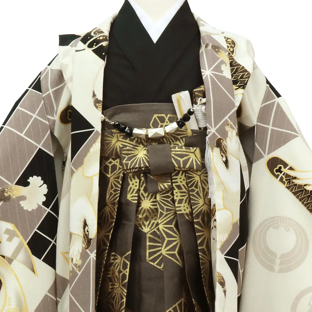 JAPAN STYLE》茶鼠地に日本刀と純白の鷹、薄茶色の袴／七五三・三歳