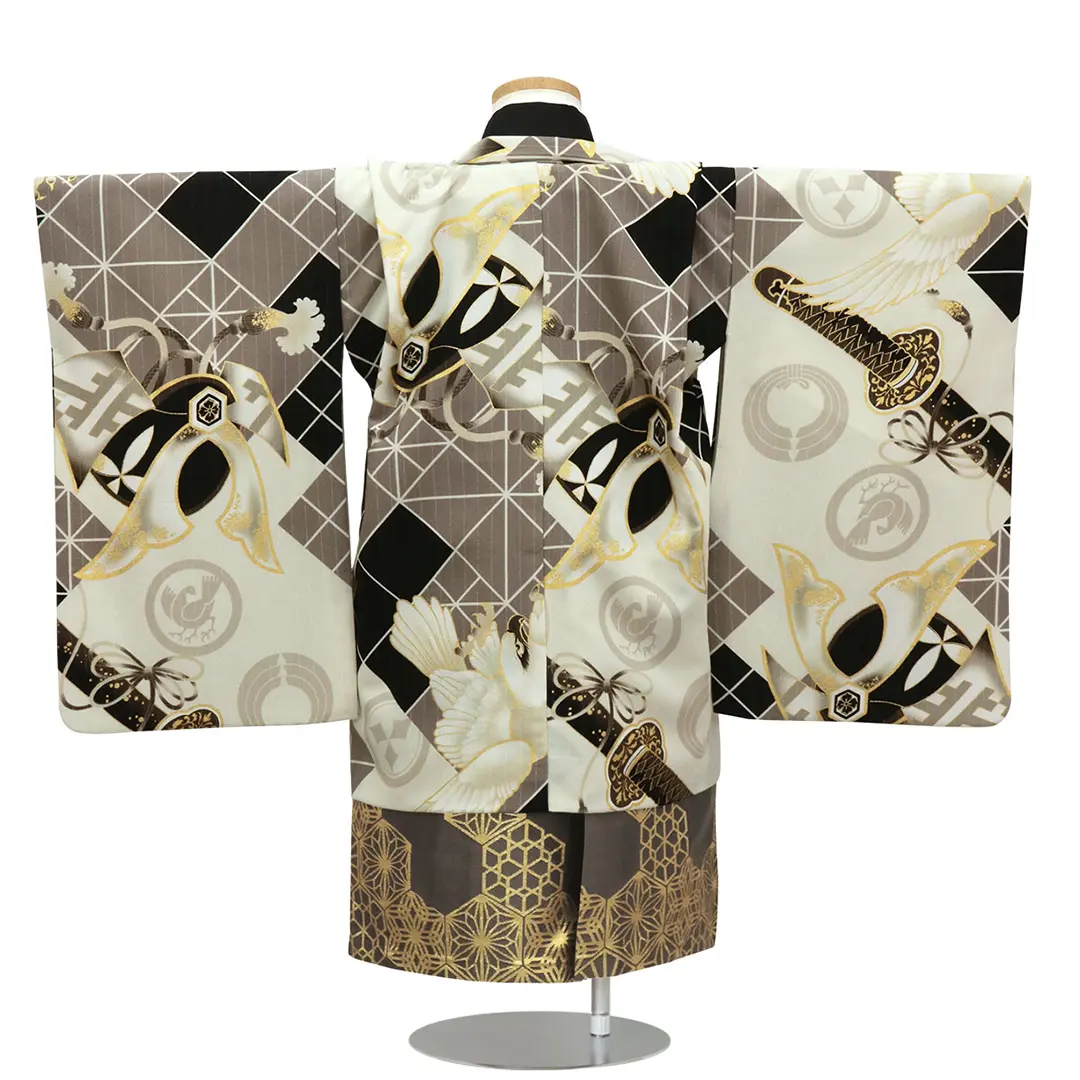 JAPAN STYLE》茶鼠地に日本刀と純白の鷹、薄茶色の袴／七五三・三歳