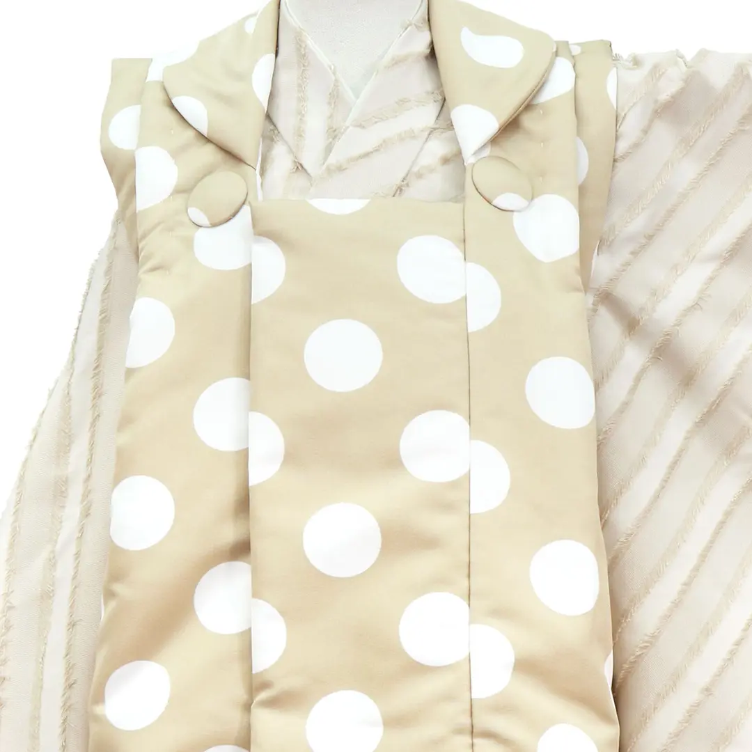 ベージュ地にフリンジ風、水玉被布コートセット／バストアップ詳細