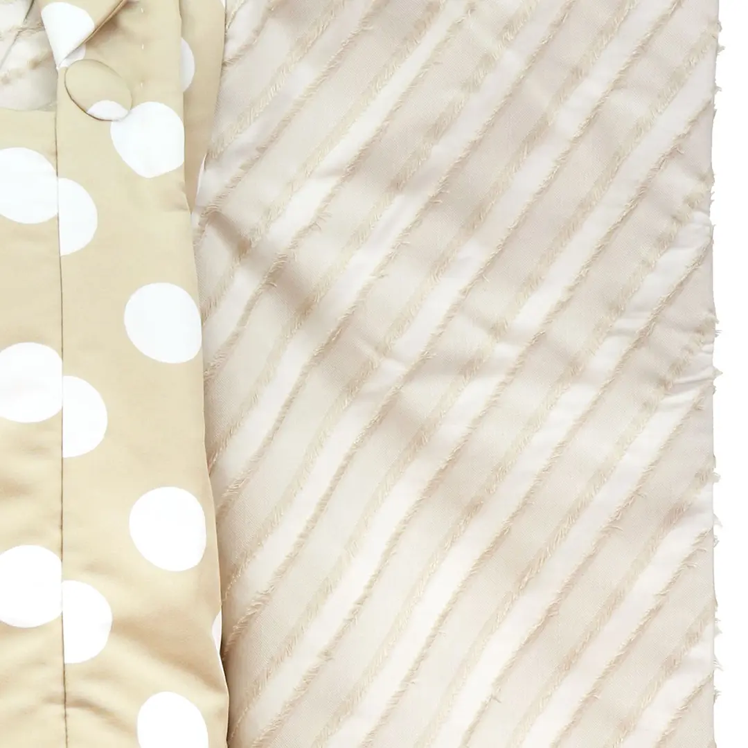 ベージュ地にフリンジ風、水玉被布コートセット／袖詳細