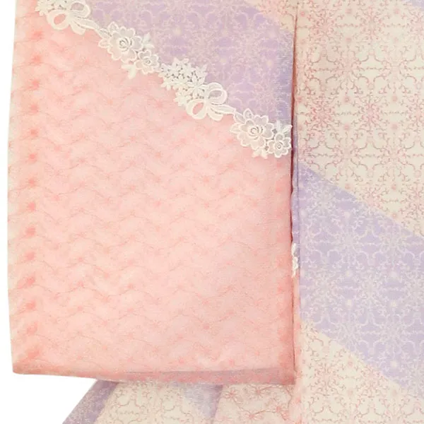 ピンクとラベンダーの斜め取りに華紋の絽の祝い着（産着）／女児（かしきものオリジナル）左袖