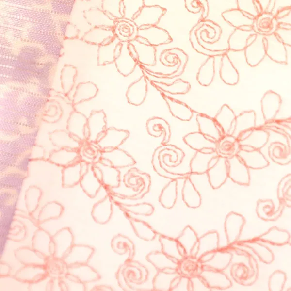 ピンクとラベンダーの斜め取りに華紋の絽の祝い着（産着）／女児（かしきものオリジナル）生地の質感