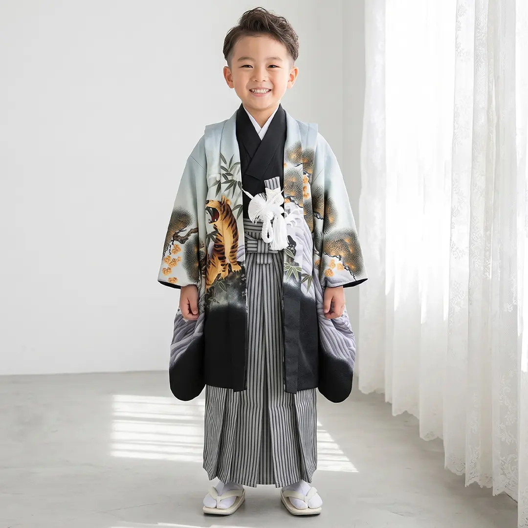 美品！黒系　縦縞袴　七五三　5歳　男の子　セット一式　　鷹　松　城 淡い水色地に鷹と虎、黒縞の袴／七五三・五歳男の子・袴 | 宅配着物