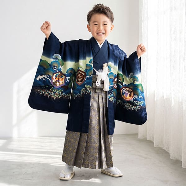 七五三 男の子用袴 三角紋様 ネイビー(青、紺)とグレー 紺地に兜と軍配、藍鼠の袴／七五三・五歳男の子・袴 | 宅配着物