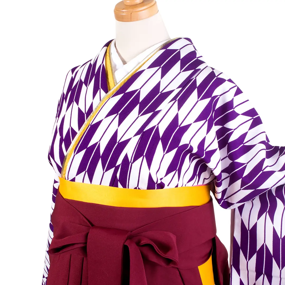 紫色地に矢絣・臙脂袴（二尺袖）／卒業式／斜め詳細