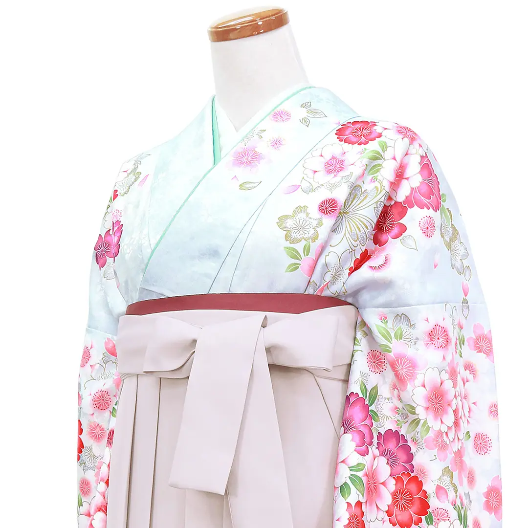 淡水色地に桜・くすみピンク袴（無地）（二尺袖）／卒業式／斜め詳細
