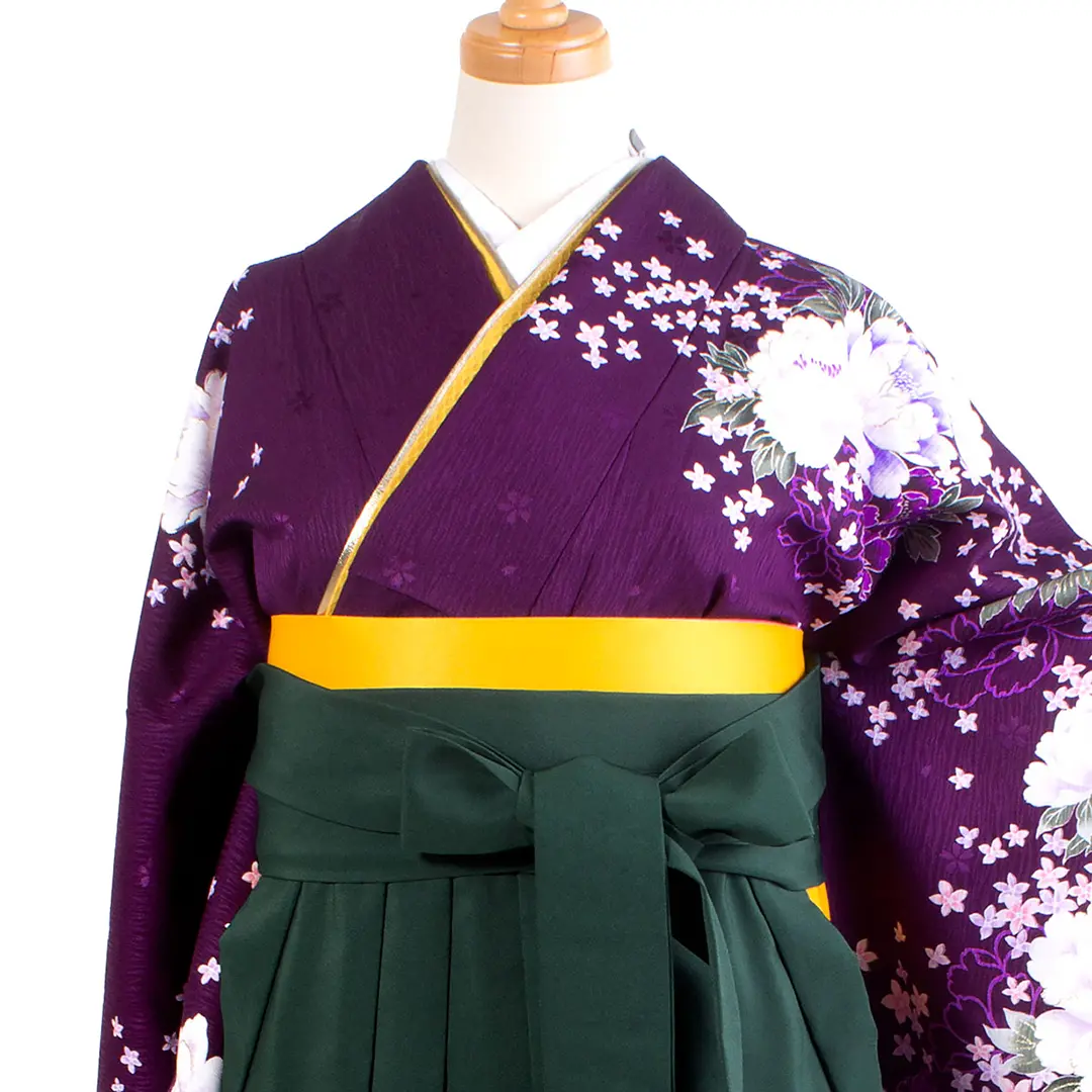 紫色地に牡丹と小花・深緑袴（無地） （二尺袖）／卒業式／正面詳細