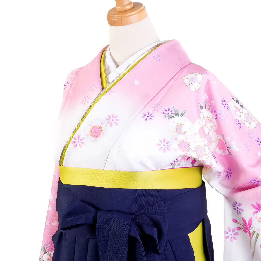 白色地に桜・紺袴（無地） （二尺袖）／卒業式／斜め詳細