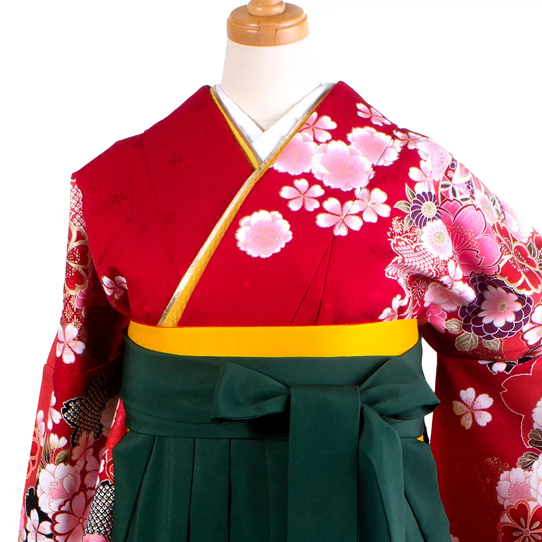 赤色地に桜と鞠・緑袴（二尺袖）／卒業式／正面詳細