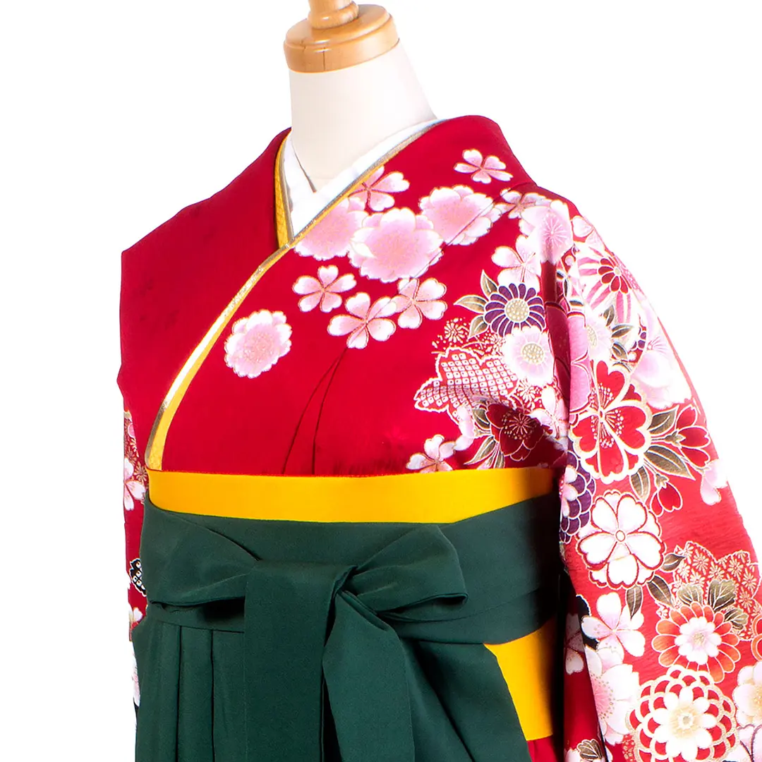 赤色地に桜と鞠・緑袴（二尺袖）／卒業式／斜め詳細