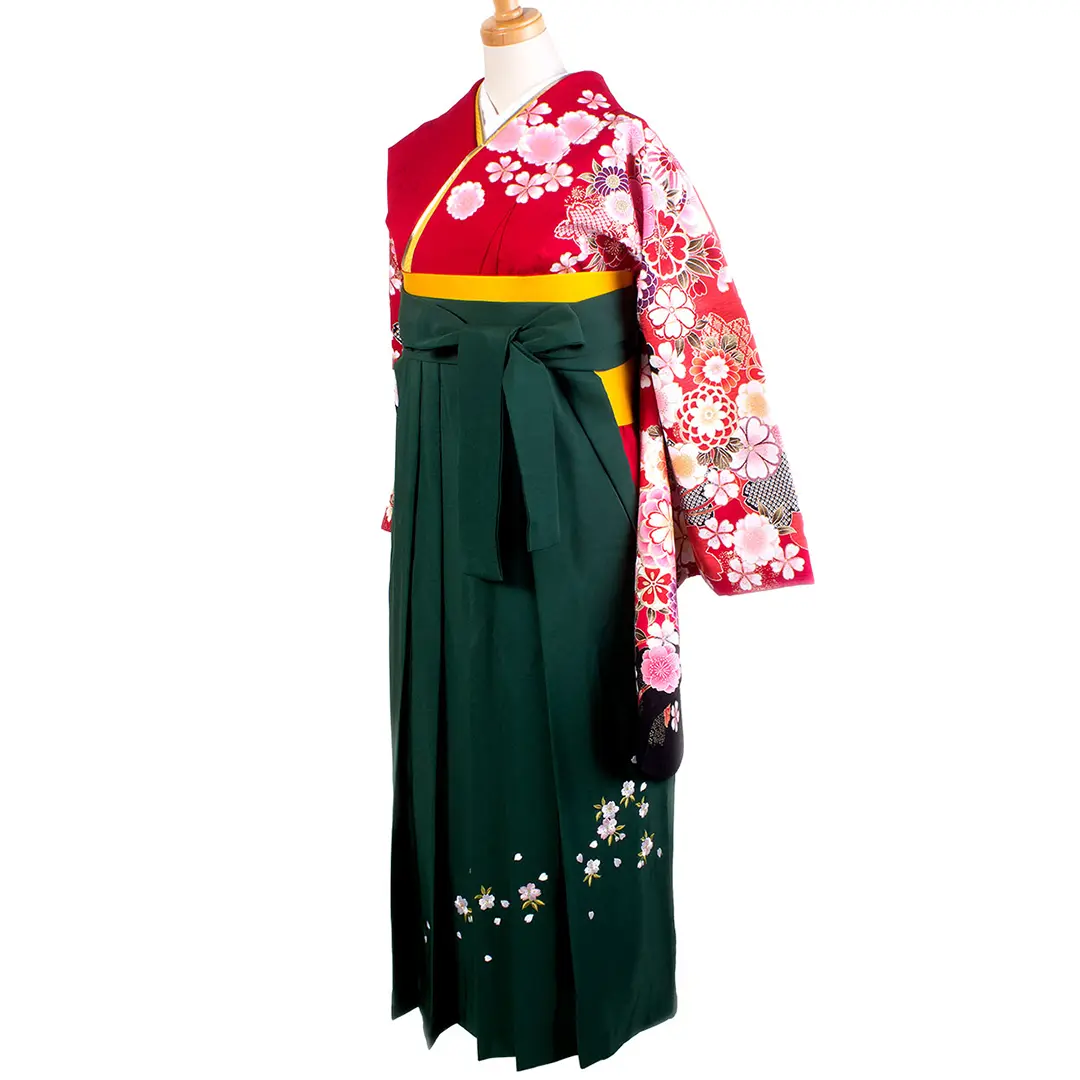赤色地に桜と鞠・緑袴（二尺袖）／卒業式／斜め