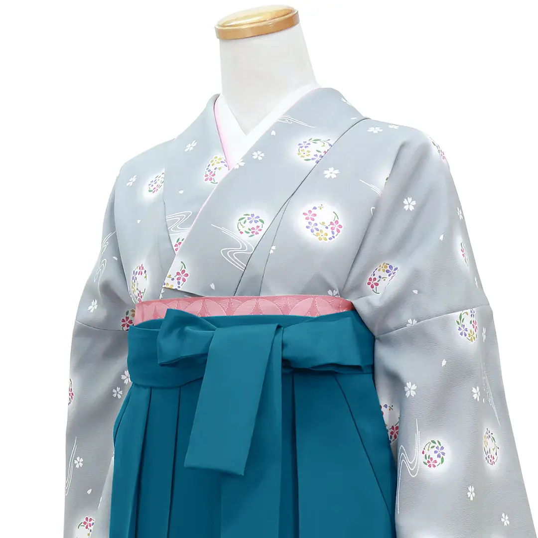 鼠色地に花紋と流水・青袴（無地） （二尺袖）／卒業式 | 宅配着物