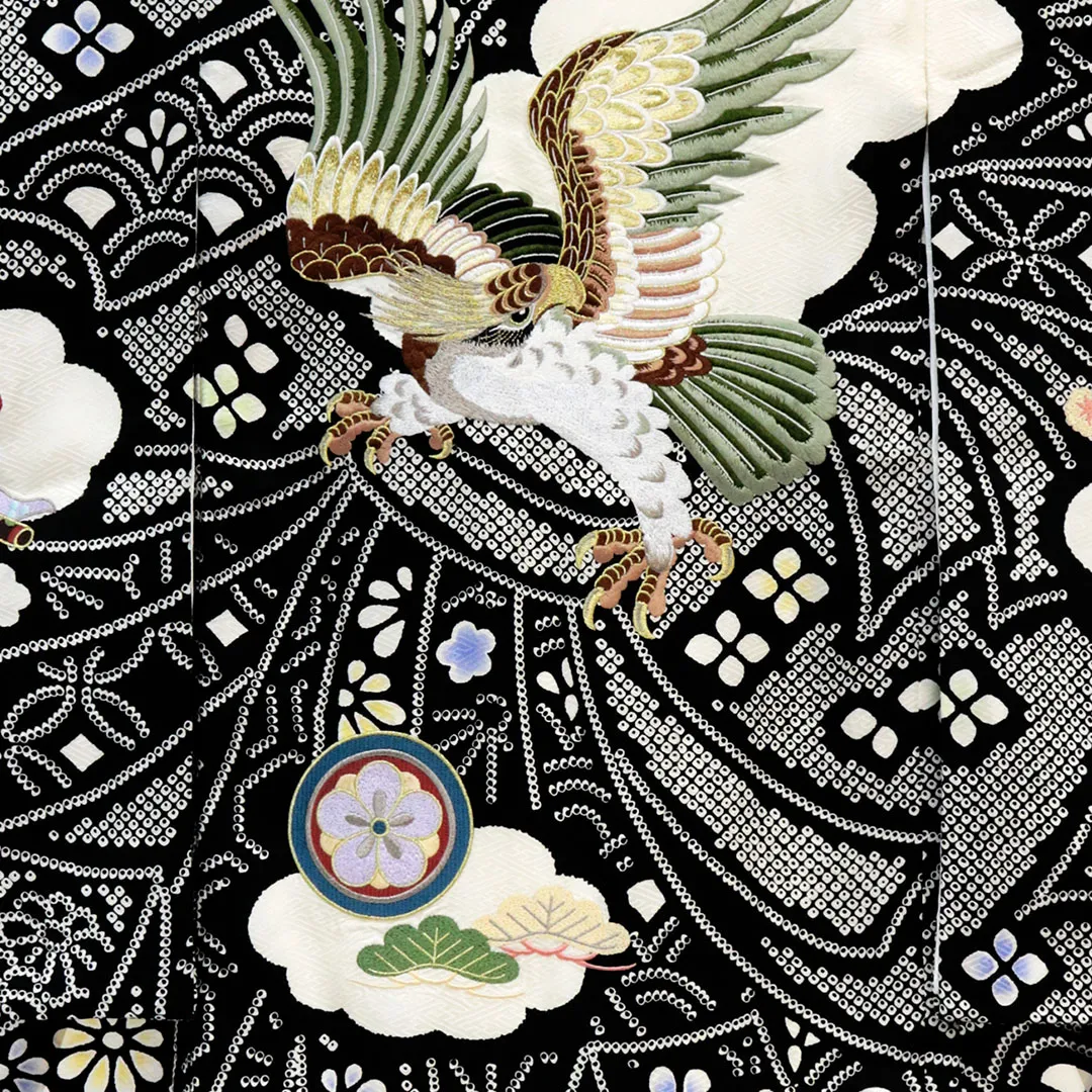 【総刺繍】 お宮参り産着／黒地に鷹と疋田柄の祝い着／男児／背中詳細