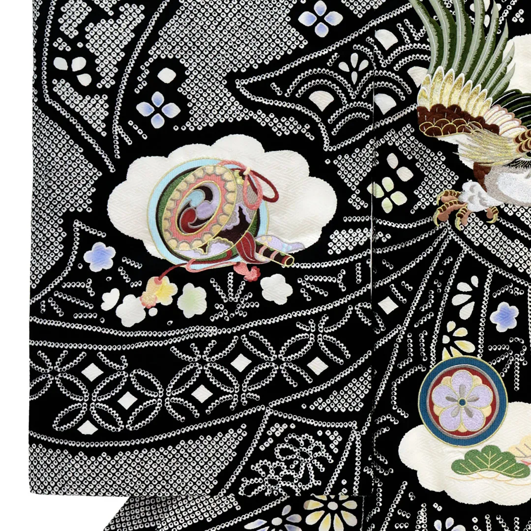 【総刺繍】 お宮参り産着／黒地に鷹と疋田柄の祝い着／男児／左袖詳細