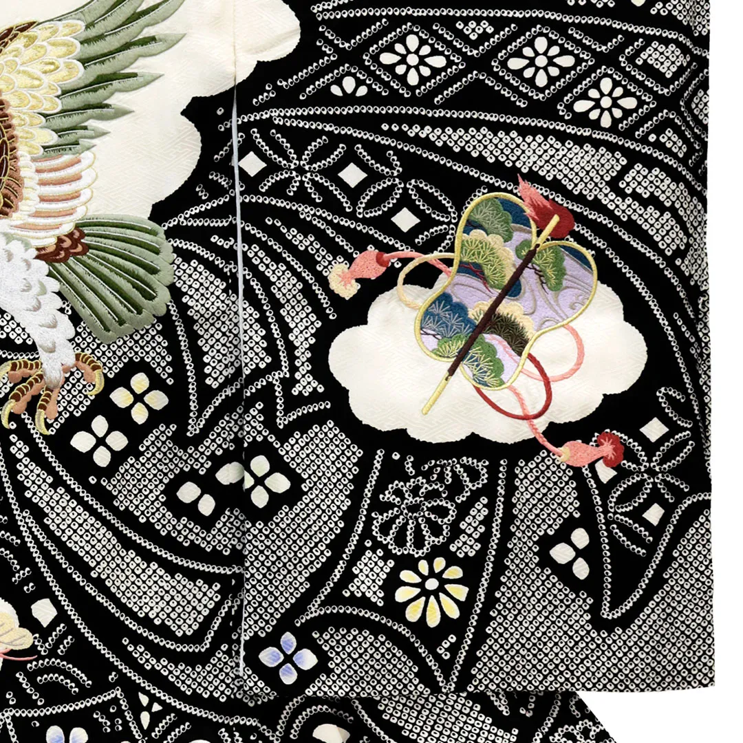 【総刺繍】 お宮参り産着／黒地に鷹と疋田柄の祝い着／男児／右袖詳細