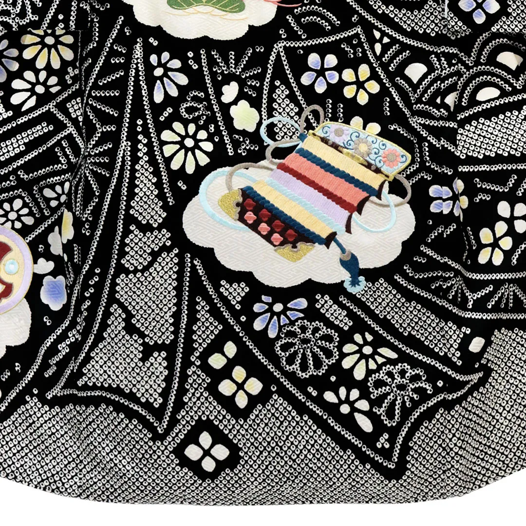 【総刺繍】 お宮参り産着／黒地に鷹と疋田柄の祝い着／男児／裾中央詳細
