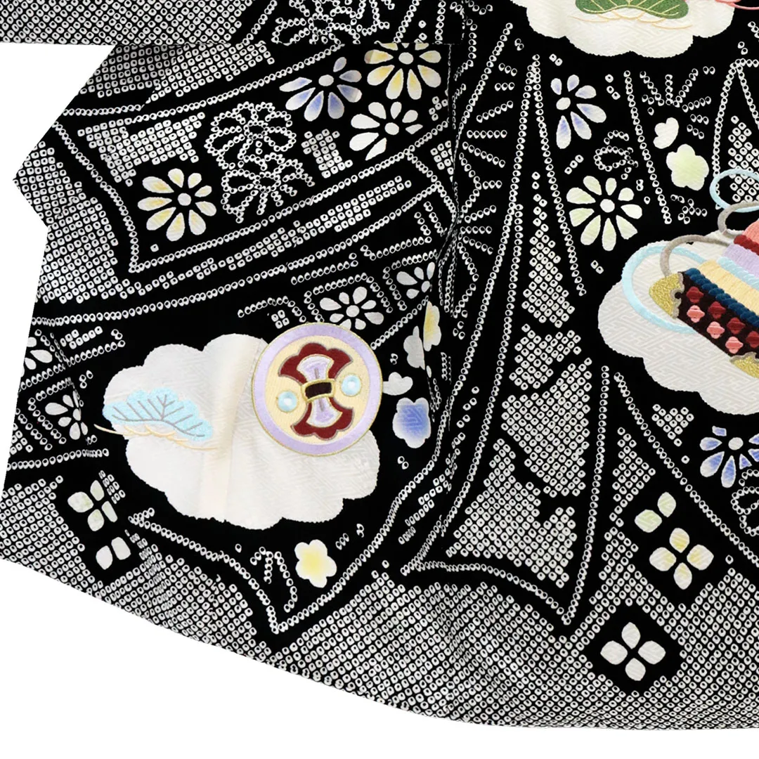 【総刺繍】 お宮参り産着／黒地に鷹と疋田柄の祝い着／男児／左裾詳細