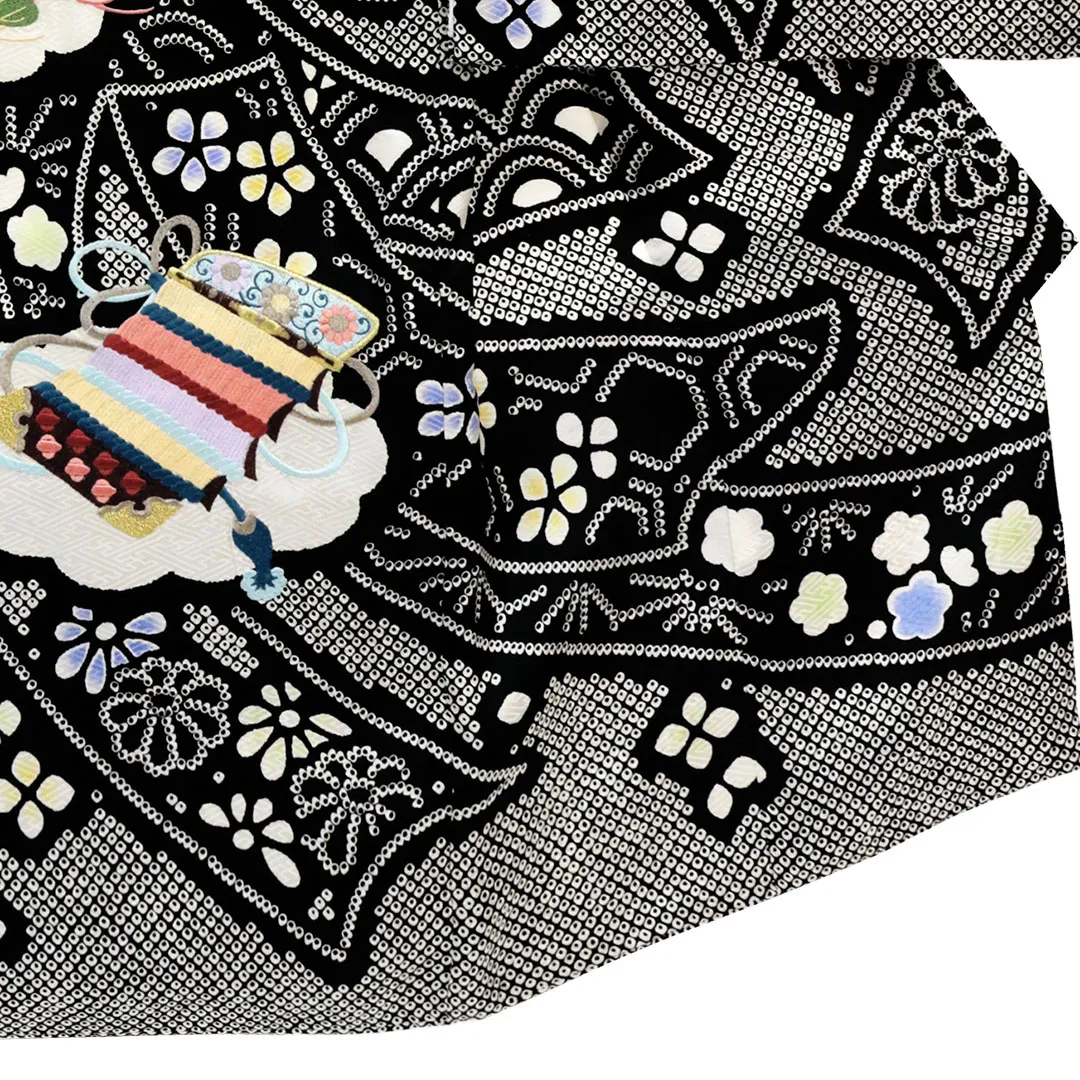 【総刺繍】 お宮参り産着／黒地に鷹と疋田柄の祝い着／男児／右裾詳細