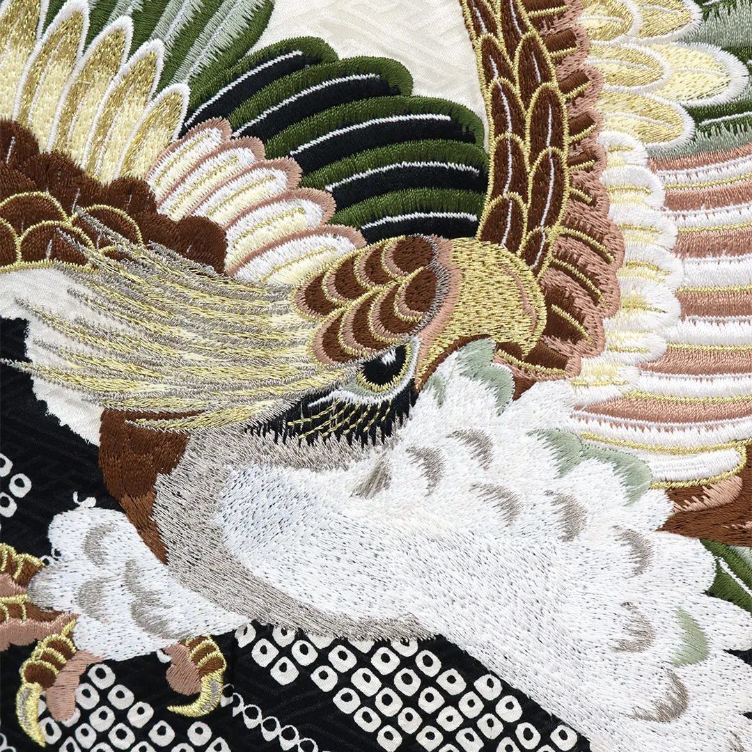 【総刺繍】 お宮参り産着／黒地に鷹と疋田柄の祝い着／男児／背中の鷹詳細