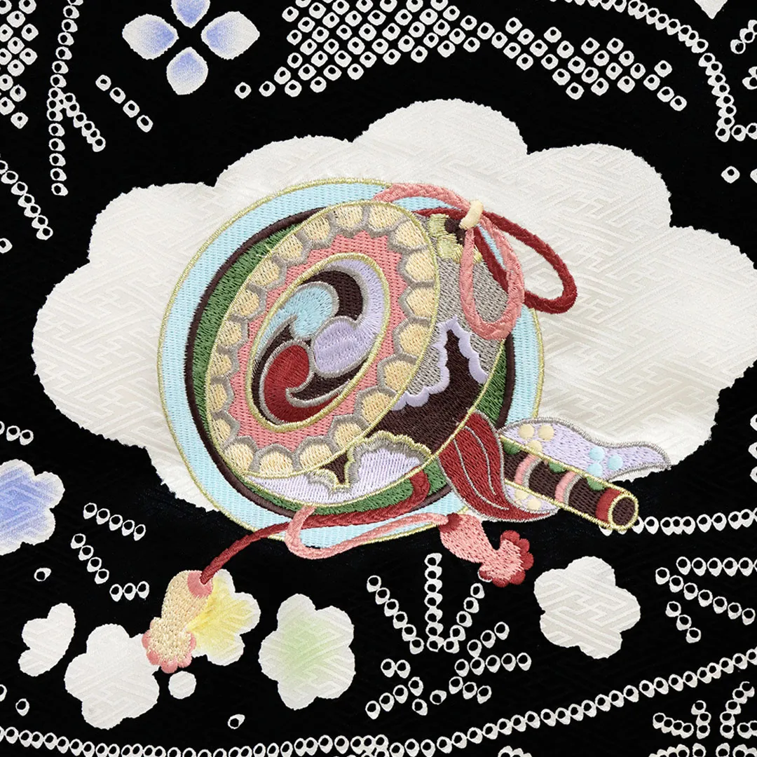 【総刺繍】 お宮参り産着／黒地に鷹と疋田柄の祝い着／男児／背中の太鼓詳細