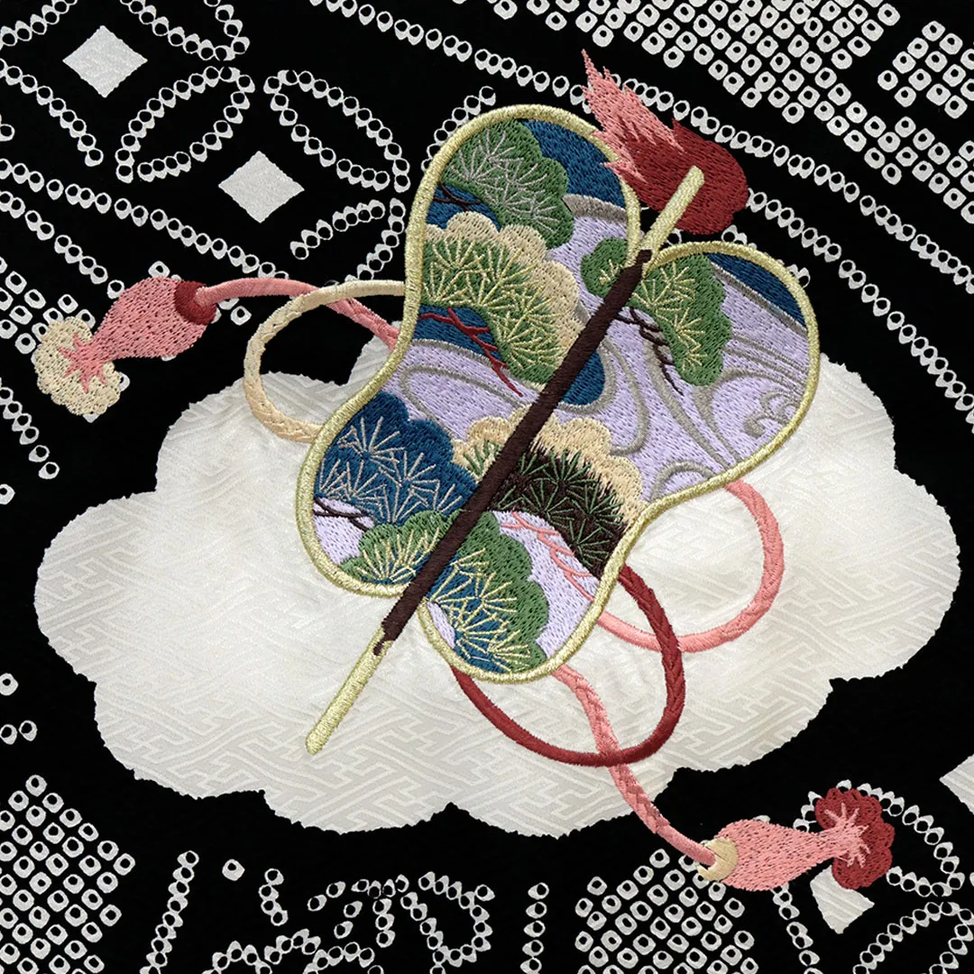 【総刺繍】 お宮参り産着／黒地に鷹と疋田柄の祝い着／男児／背中の軍配詳細