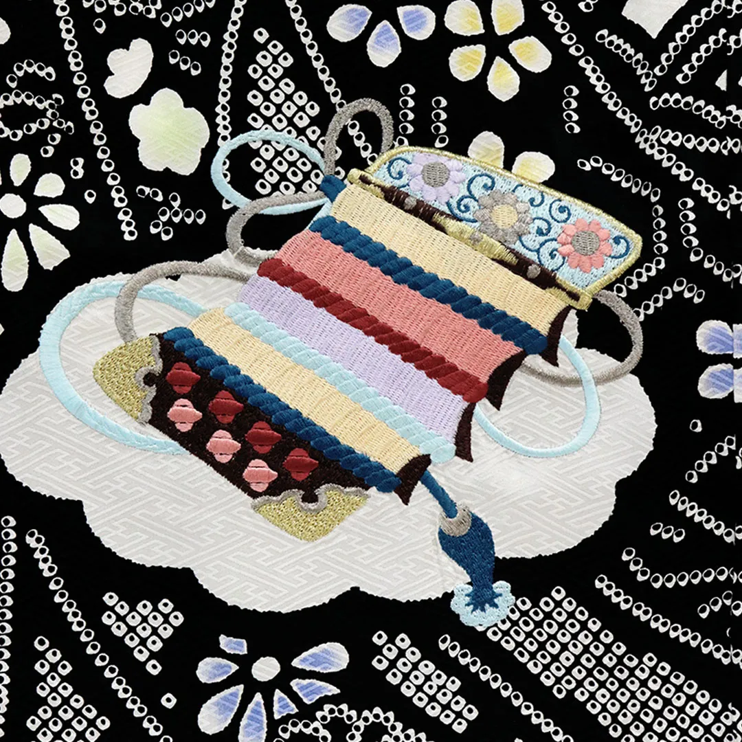 【総刺繍】 お宮参り産着／黒地に鷹と疋田柄の祝い着／男児／背中の鎧詳細