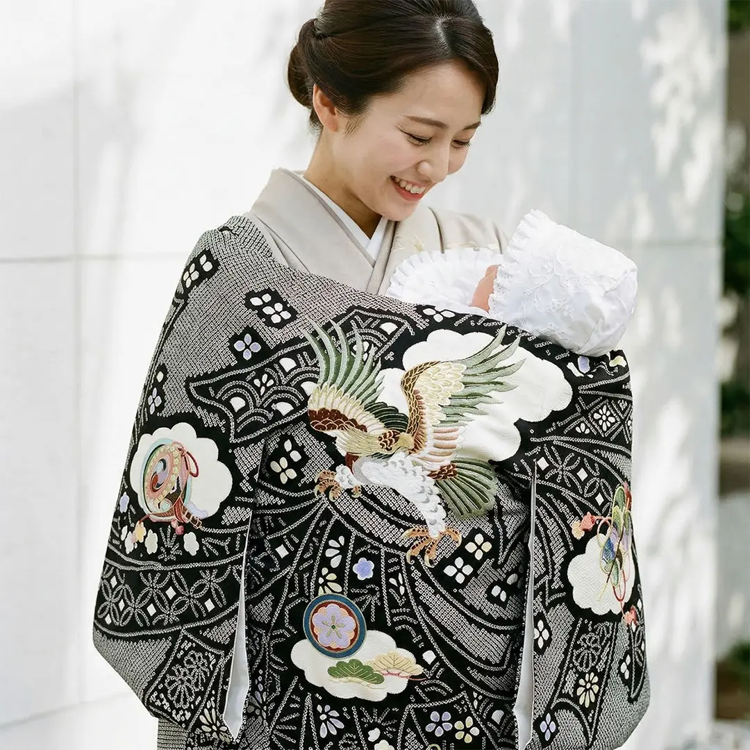 【総刺繍】 お宮参り産着／黒地に鷹と疋田柄の祝い着／男児