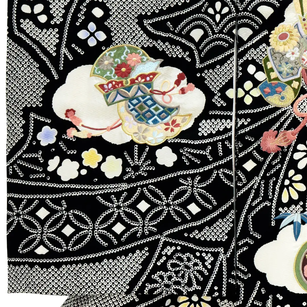 【総刺繍】 お宮参り産着／黒地に兜と疋田柄の祝い着／男児／左袖詳細
