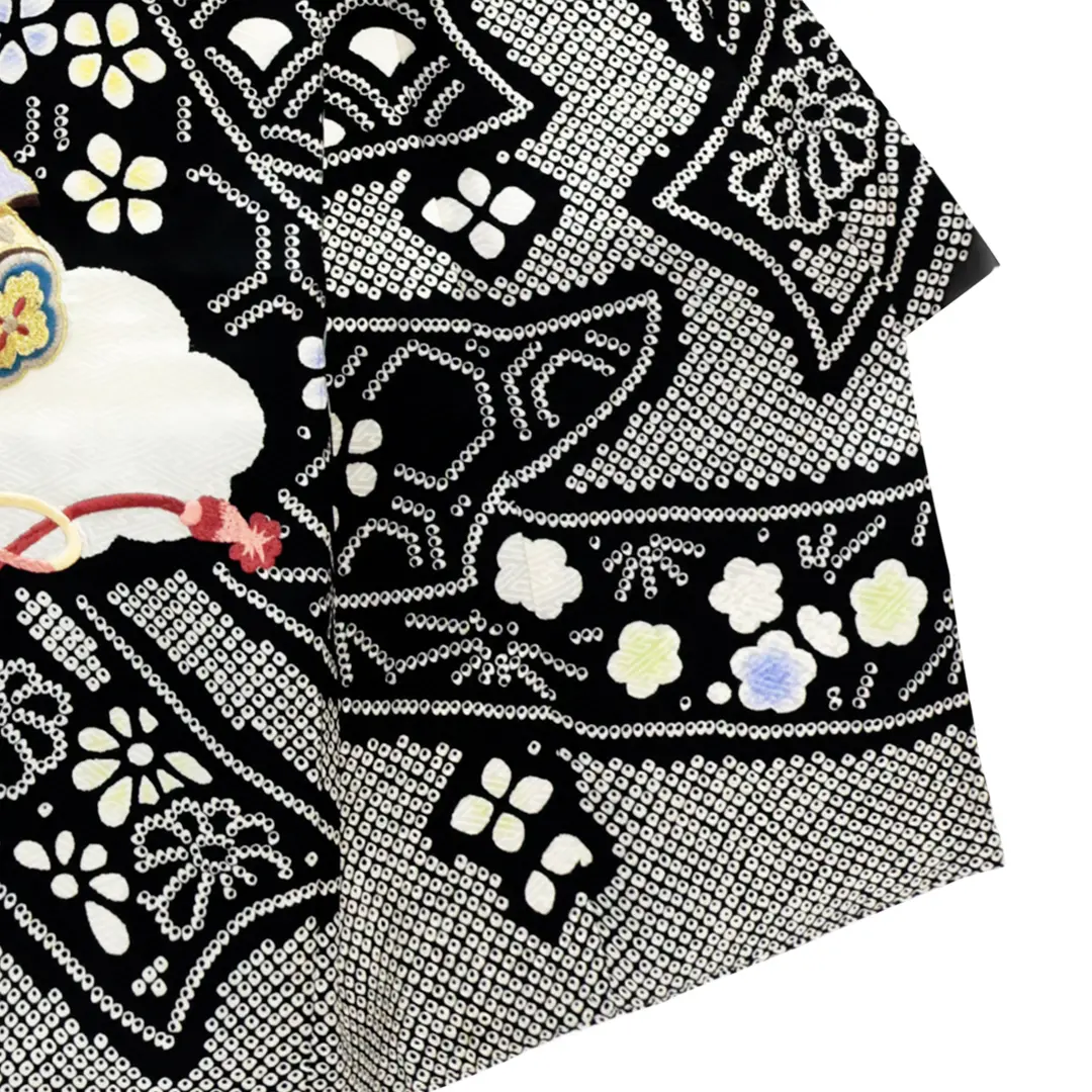 【新品】日本製 お宮参り 産着 総疋田鹿子模様柄 黒色 刺繍入り 合繊 祝着 Kisste お宮参り 着物 男の子 産着 濃紺 クリーム 兜 宝尽くし松