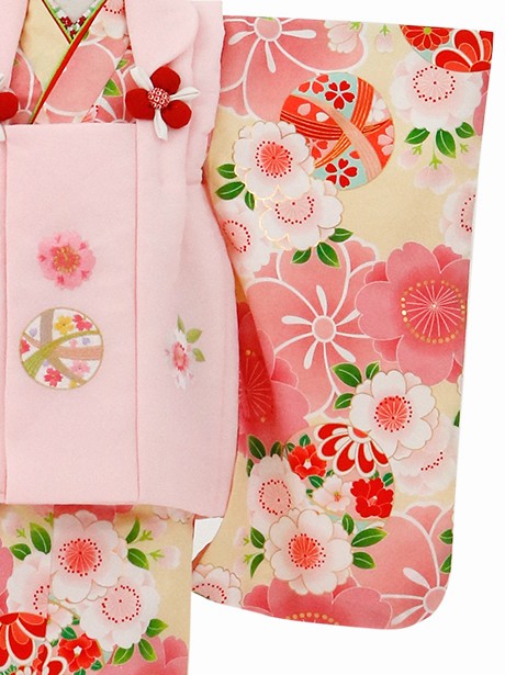 専用です☆アンティーク薄ピンク、クリーム色に梅の花の着物☆２歳から３歳 舞姫古典】FL-C307｜クリーム色に赤・水色・白の万寿菊や牡丹が咲く