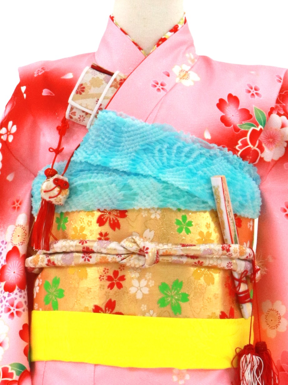 ピンクと赤の地に桜の着物／七五三・七歳女の子