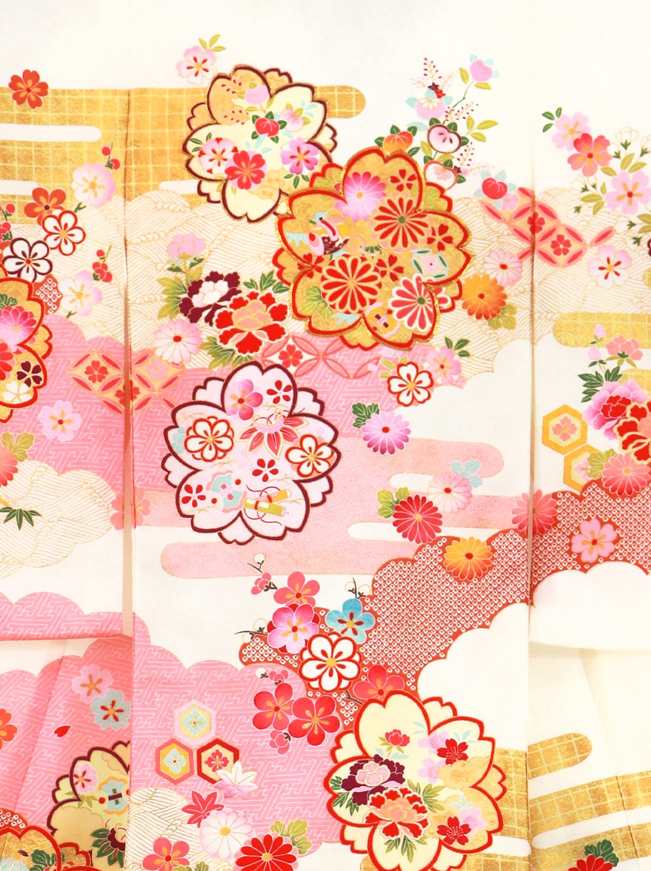 白地に桜文と雲取りの祝い着（産着）／女児