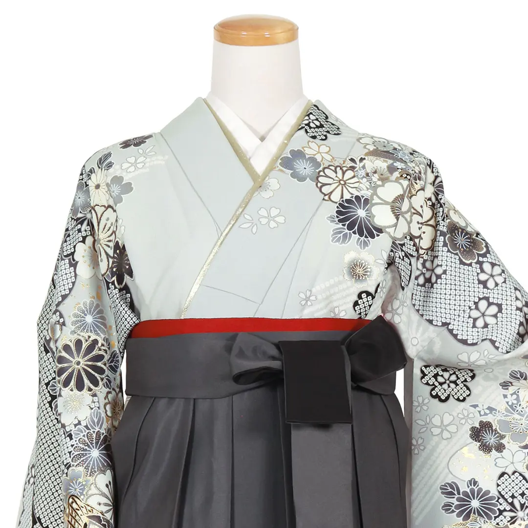 ライトグレー地に桜と菊、御所車・黒袴（ぼかし） （二尺袖）／卒業式 バストアップ正面