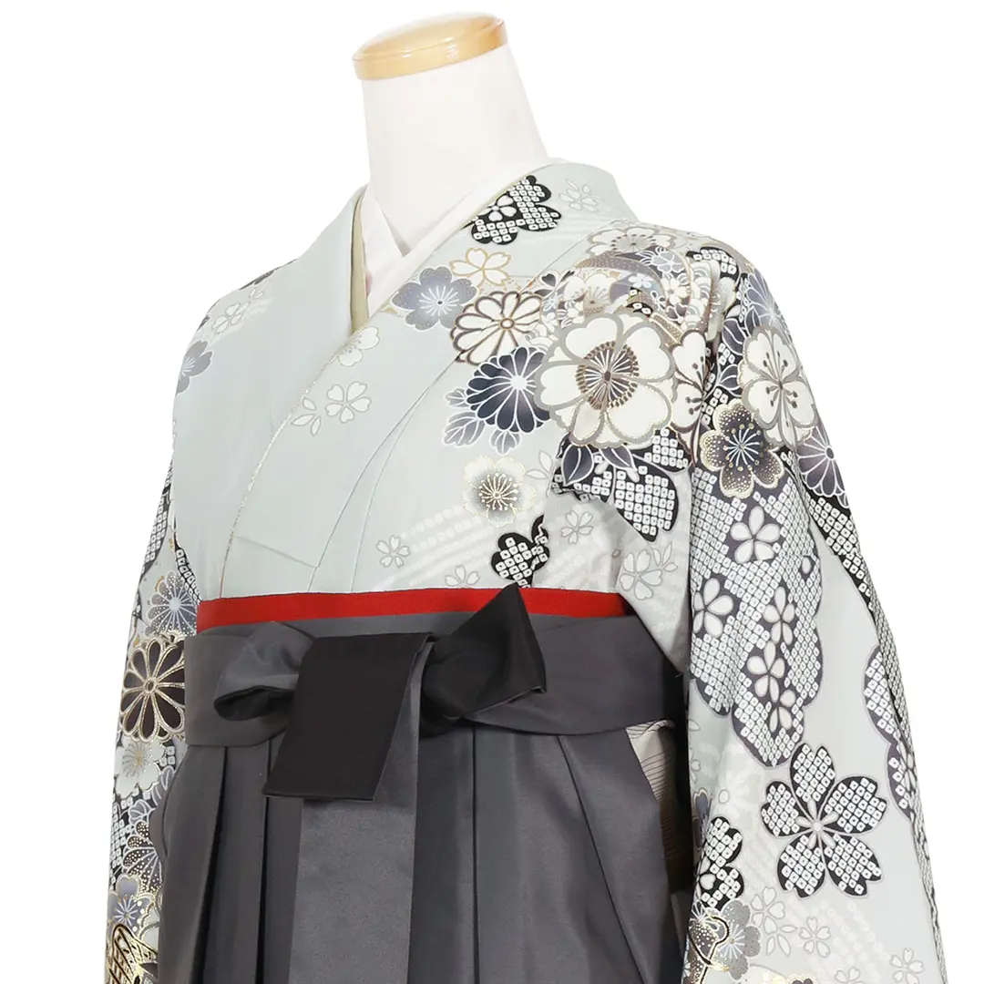 ライトグレー地に桜と菊、御所車・黒袴（ぼかし） （二尺袖）／卒業式 バストアップ斜め