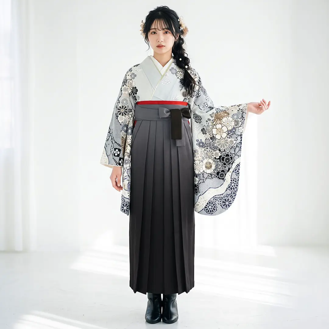 ライトグレー地に桜と菊、御所車・黒袴（ぼかし） （二尺袖）／卒業式