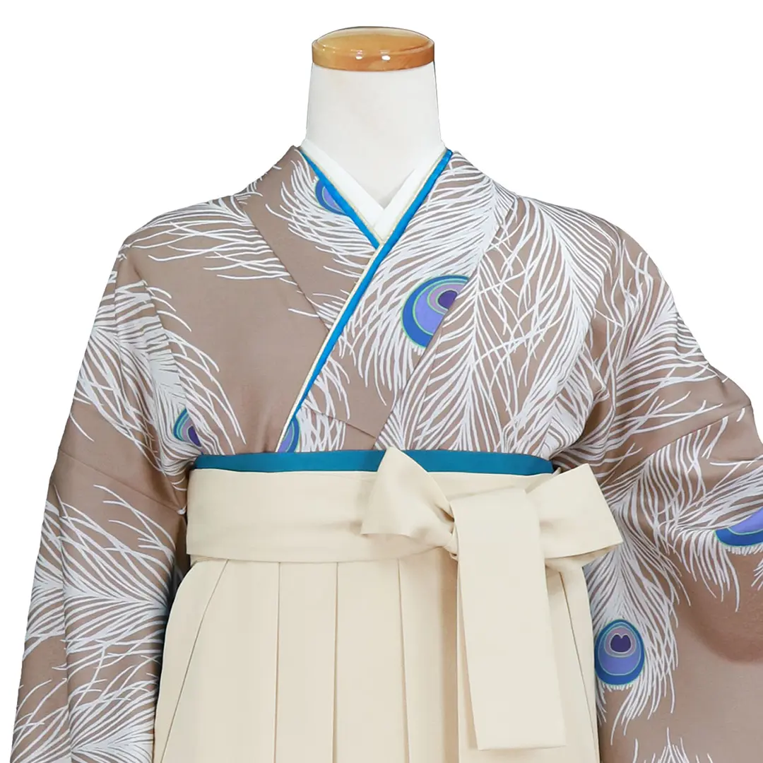 薄茶地に孔雀の羽・アイボリー袴（無地） （二尺袖）／卒業式