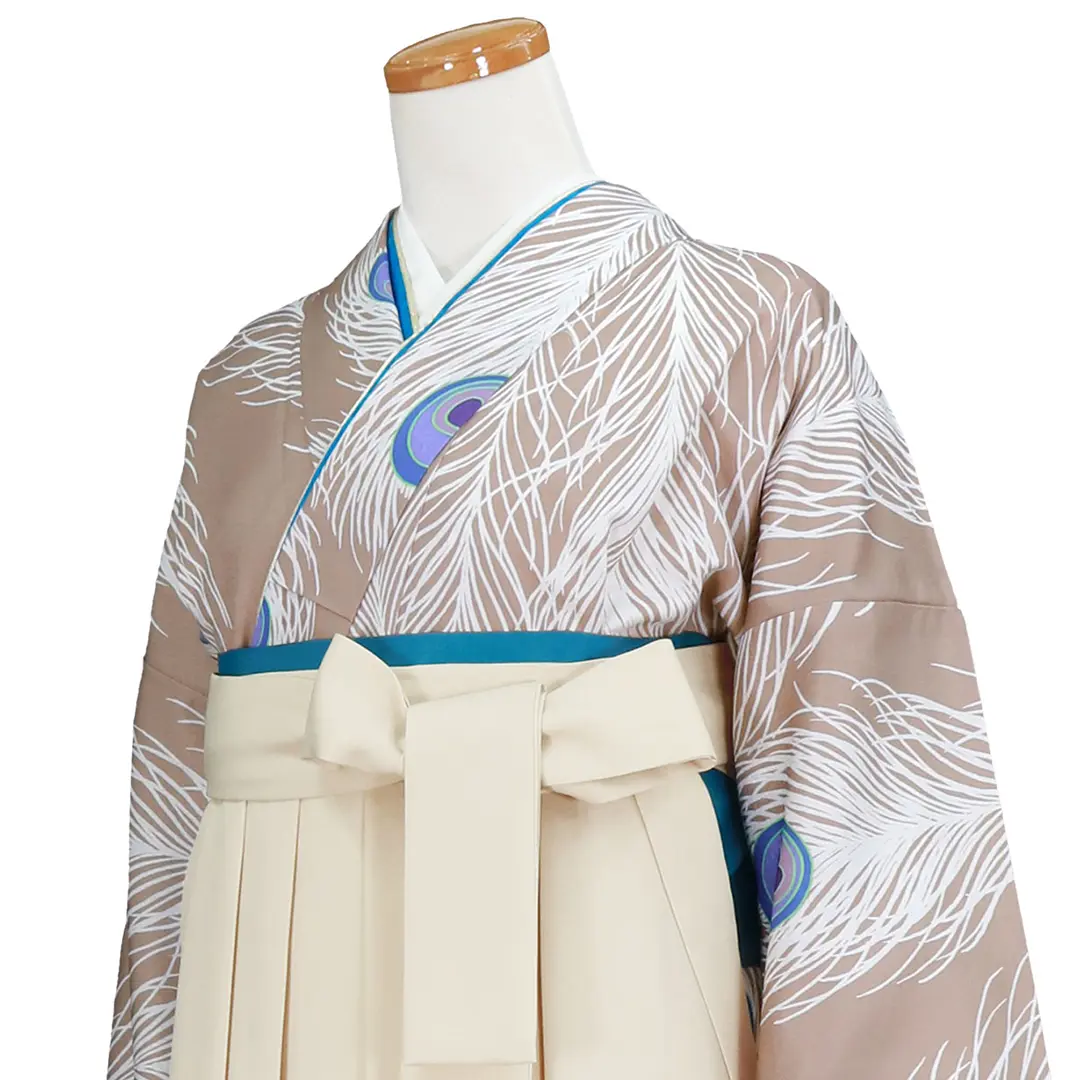 薄茶地に孔雀の羽・アイボリー袴（無地） （二尺袖）／卒業式