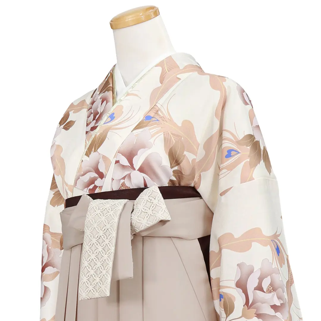 アイボリー地に淡いピンクの椿・グレージュ袴（レース） （二尺袖）／卒業式