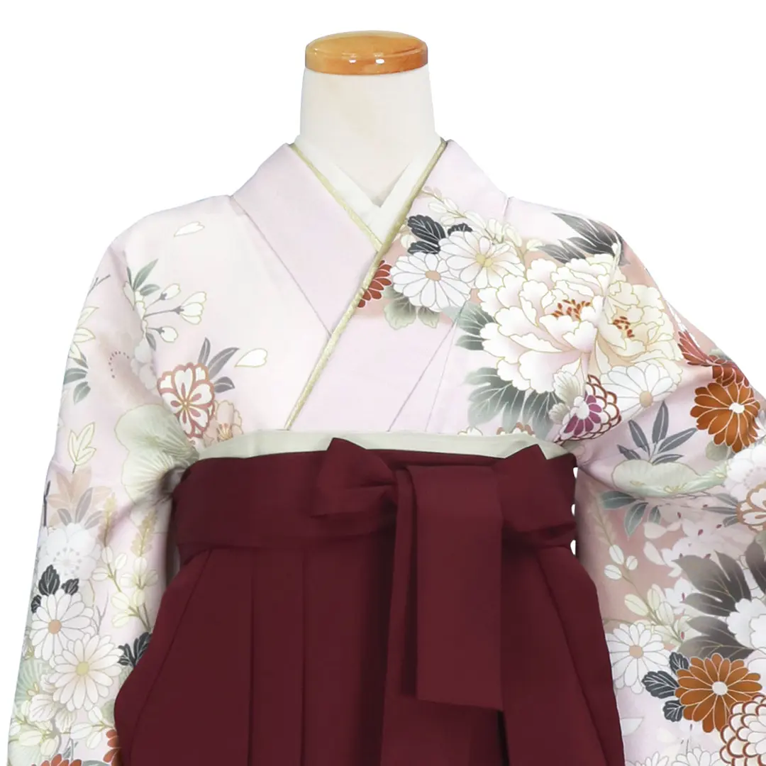 薄ピンク地に牡丹と菊・臙脂袴（無地） （二尺袖）／卒業式 バストアップ正面
