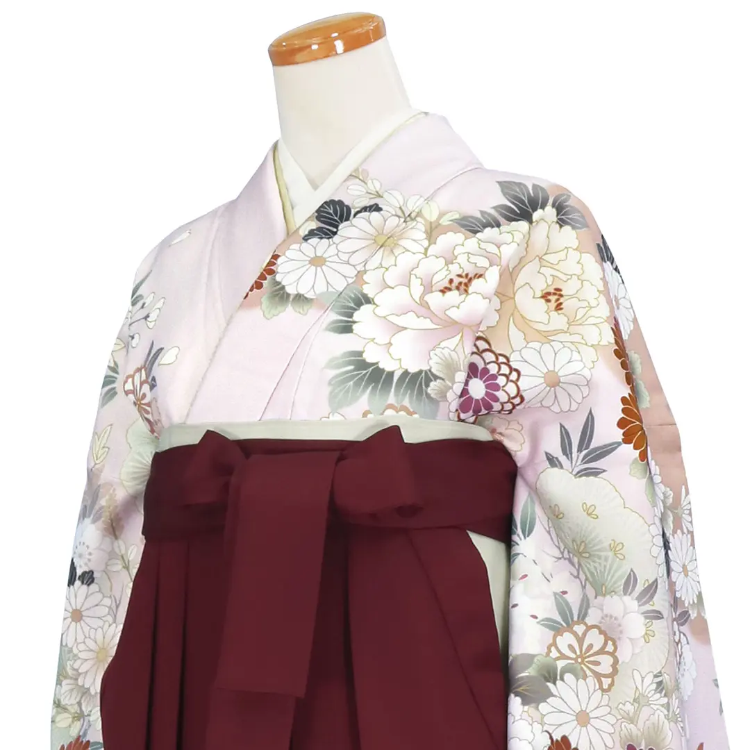 薄ピンク地に牡丹と菊・臙脂袴（無地） （二尺袖）／卒業式 バストアップ斜め