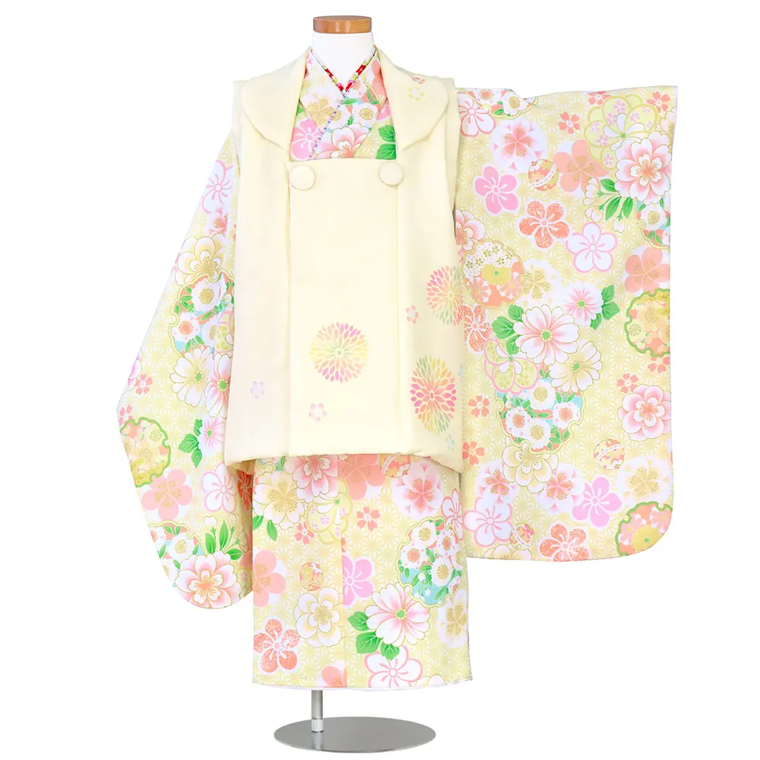 七五三 3歳着物 被布フルセット（おまけ付き）子供用 クリーム色 花柄 KAGURA》 クリーム地に桜と雪輪、アイボリーの被布コートセット