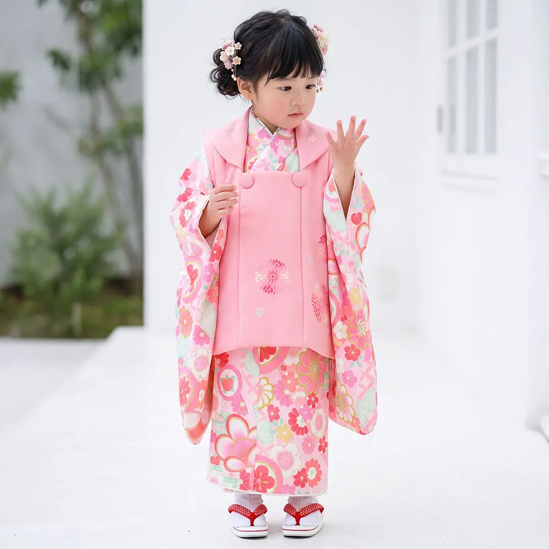 《KAGURA》 ピンク地に桜とねじり菊、花紋、ピンクの被布コートセット ／七五三・三歳女の子／着用イメージ