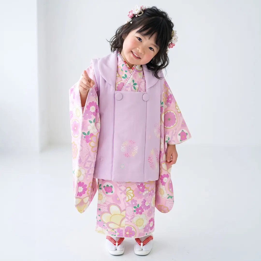 【KAGURA】 薄紫に桜とねじり菊、花紋、ラベンダーの被布コートセット ／七五三・三歳女の子／着用イメージ