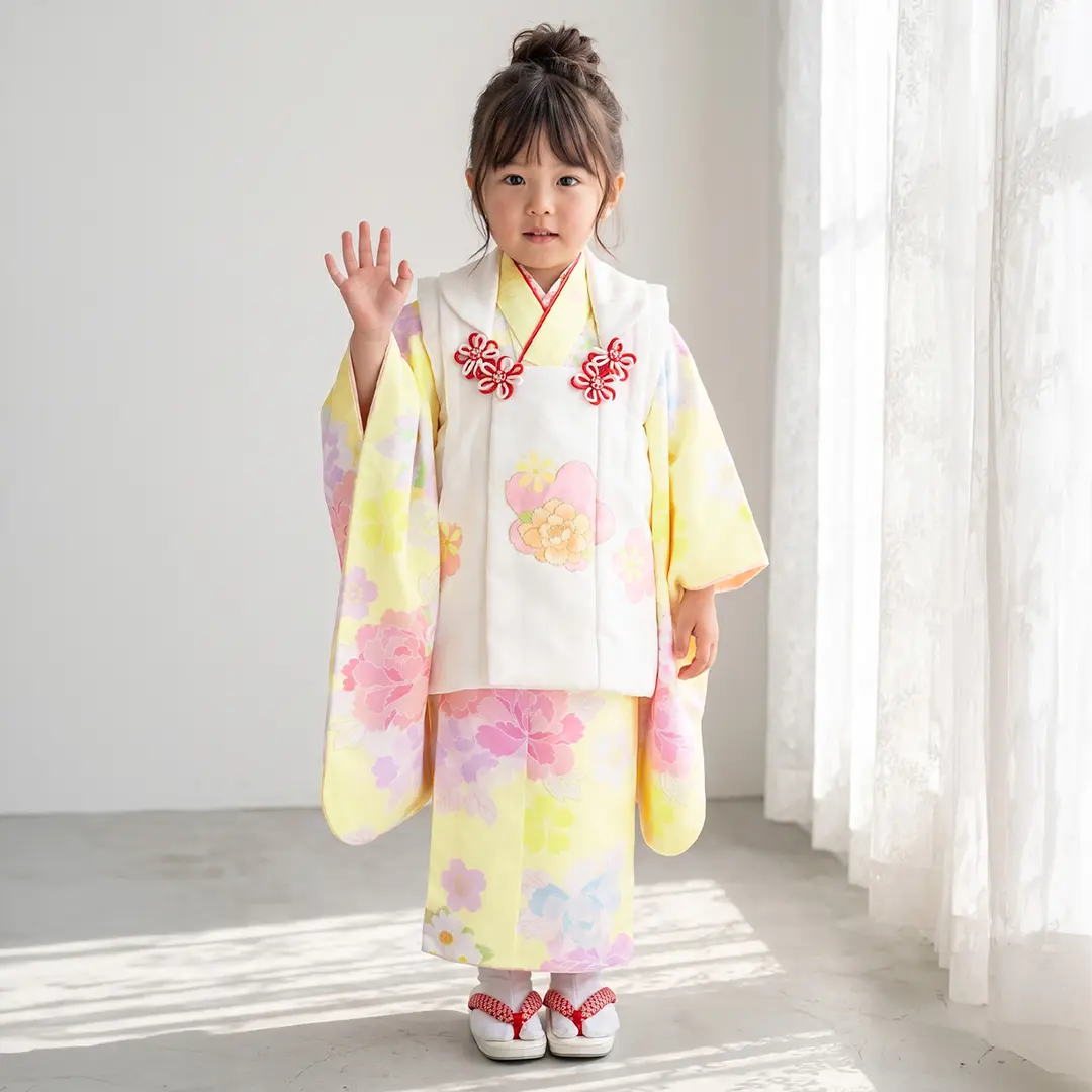 パステルイエローに花模様、白の被布コートセット／七五三・三歳女の子／着用イメージ