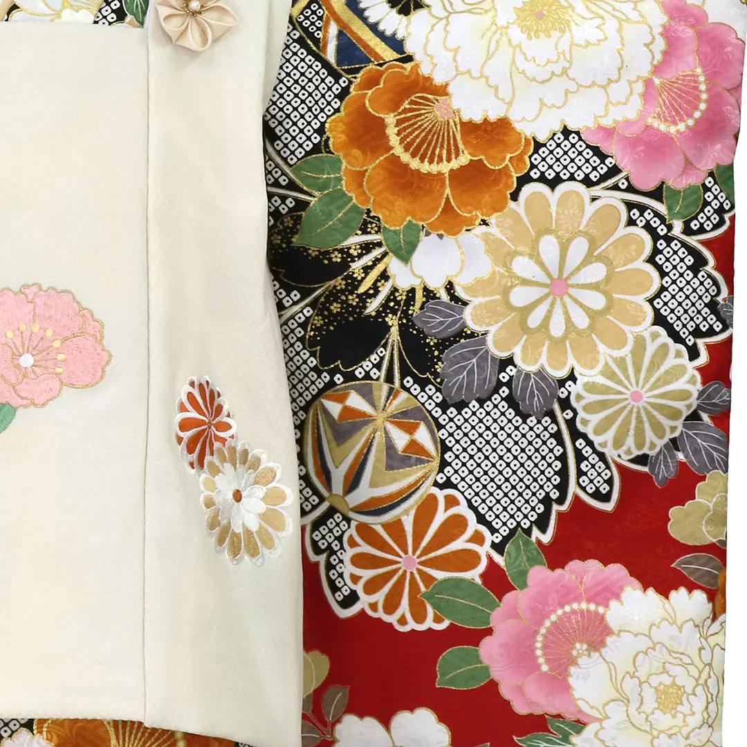 花わらべ》赤地に古典柄、オフホワイトの被布コートセット／七五三・三