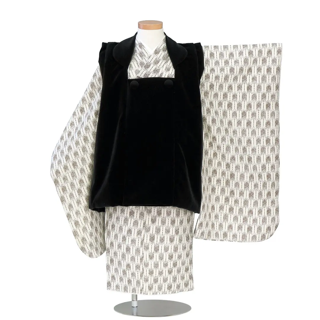 七五三着物レンタル／白地に茶の矢絣に、黒のベロアの被布コ－トセット