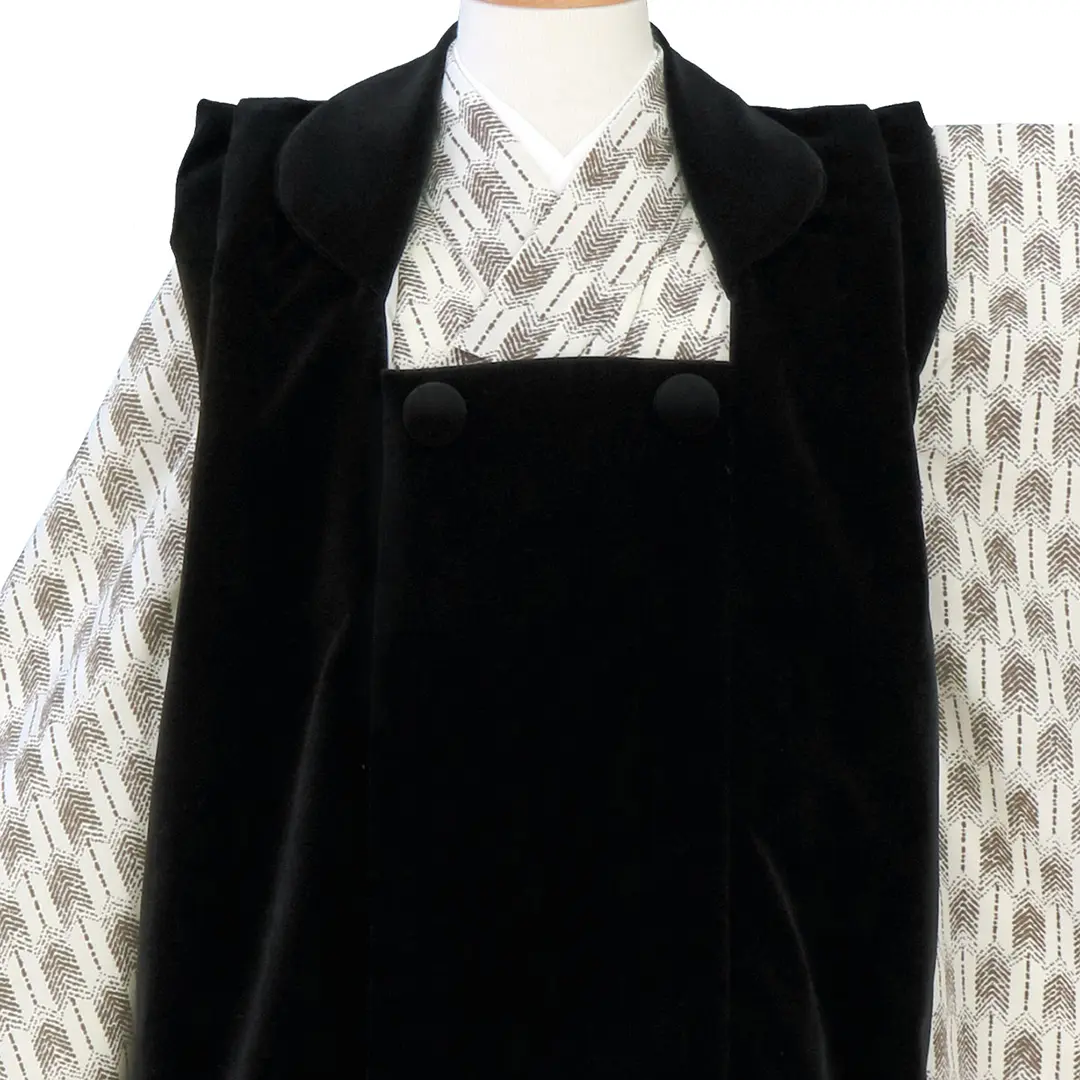 七五三着物レンタル／白地に茶の矢絣に、黒のベロアの被布コ－トセット