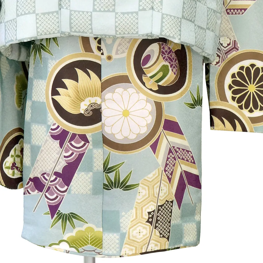 水色地に丸紋と矢羽根、薄水色の兜の被布コートセット／七五三